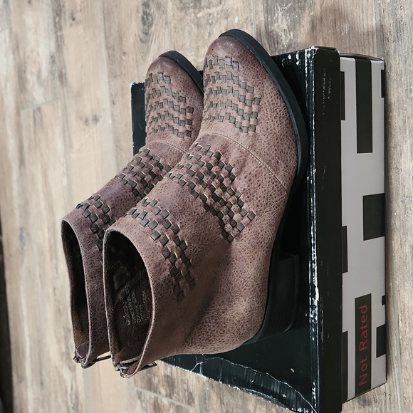 NOT RATED KYLA FAUX LEATHER WOVEN BLOCK HEEL WESTERN ANKLE BOOTIE - Picture 5 of 12